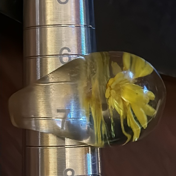 Vintage 70s LUCITE RING clear with Yellow Dried Daisy's Size 7 - Picture 7 of 16